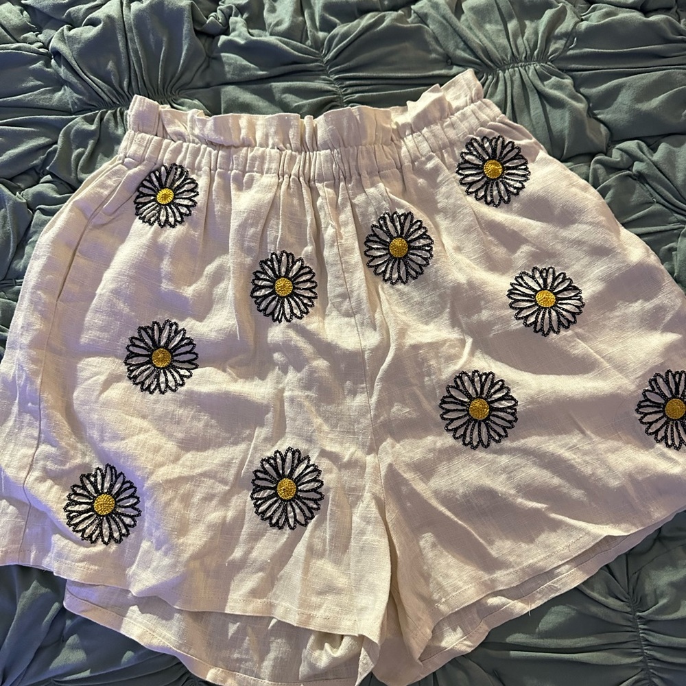 Daisy Embroidered High Waist Women's Shorts